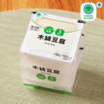 ファミリーマートの【関東・東海・関西】木綿豆腐 3個入。税込価格：128円。小分けになった3個パックの木綿豆腐です。