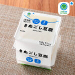 ファミリーマートのきぬごし豆腐3P。税込価格：128円。小分けになった3個パックのやわらかな豆腐です。