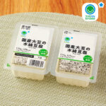 ファミリーマートの【東北・関東】国産大豆の木綿豆腐 2パック。税込価格：140円。国産大豆を100%使用した使い切りに便利な2個パックの木綿豆腐です。高知県室戸沖産の海洋深層水を加え、大豆のおいしさを引き出しました。