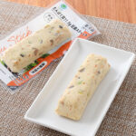 ファミリーマートのたんぱく質11.5g 豆腐スティック 蓮根と枝豆。税込価格：198円。1本で植物性たんぱく質11.5g摂取できます。食感が楽しめるれんこん・枝豆をメインに風味豊かなしいたけ、彩りに人参を加えたワンハンドのおかず豆腐スティックです。