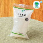 ファミリーマートのしらたき。税込価格：152円。国産のこんにゃく粉使用の、あく抜き不要タイプのしらたきです。