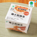 ファミリーマートの【東北・関東】かつお風味のたれ付き 極小粒納豆 3個入。税込価格：118円。旨みと塩味をきかせたタレが良く合う、極小粒納豆です。