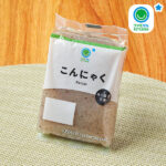 ファミリーマートのこんにゃく。税込価格：140円。国産のこんにゃく粉使用の、あく抜き不要タイプのこんにゃくです。