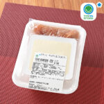 ファミリーマートの【東北・関東】冷やっこ（キムチ&塩ごま油たれ）。税込価格：230円。キムチと塩ごま油タレ付きの冷やっこセットです。