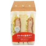 セブンイレブンのタルタル海老カツサンドを比較する。税込価格：454円、カロリー：457kcal、1円あたりカロリー：1.01kcal/円、たんぱく質：12.9g、1円あたりたんぱく質：0.03g/円、脂質：25g、炭水化物：46.1g、糖質：44g、食物繊維：2.1g、食塩相当量：2.5g。海老の剥き身を使用した食感の感じられる海老カツに、相性の良いタルタルソースとキャベツを組み合わせたサンドイッチです。アレルギー：卵、乳、小麦、えび。