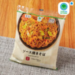 ファミリーマートの【関東】ソース焼きそば3食入り。税込価格：182円。スパイス香る粉末ソース付の3食入りソース焼きそばです。