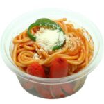 セブンイレブンのタコさんウインナー＆コク旨ナポリタンサラダを比較する。税込価格：257円、カロリー：213kcal、1円あたりカロリー：0.83kcal/円、たんぱく質：7.7g、1円あたりたんぱく質：0.03g/円、脂質：7.8g、炭水化物：29.2g、糖質：27g、食物繊維：2.2g、食塩相当量：1.9g。コクのあるトマトソースを絡めた食べ応えのあるナポリタンサラダとタコさんウインナーを組み合わせ、ピーマンと粉チーズで彩り良く仕上げました。アレルギー：卵、乳、小麦。