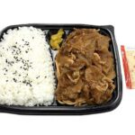 セブンイレブンの上州麦豚使用豚焼肉弁当を比較する。税込価格：689円、カロリー：788kcal、1円あたりカロリー：1.14kcal/円、たんぱく質：29.1g、1円あたりたんぱく質：0.04g/円、脂質：25.9g、炭水化物：111.3g、糖質：108.1g、食物繊維：3.2g、食塩相当量：4.5g。上州麦豚と玉ねぎを甘じょっぱいタレで炒めた豚焼肉のお弁当です。アレルギー：卵、乳、小麦。
