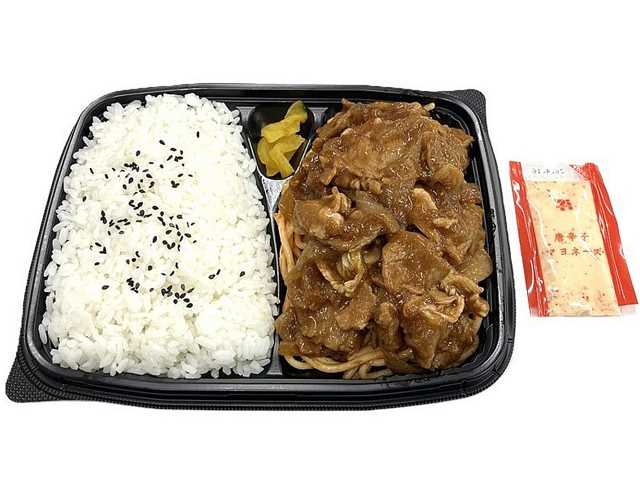セブンイレブンの上州麦豚使用豚焼肉弁当を比較する。税込価格：689円、カロリー：788kcal、1円あたりカロリー：1.14kcal/円、たんぱく質：29.1g、1円あたりたんぱく質：0.04g/円、脂質：25.9g、炭水化物：111.3g、糖質：108.1g、食物繊維：3.2g、食塩相当量：4.5g。上州麦豚と玉ねぎを甘じょっぱいタレで炒めた豚焼肉のお弁当です。アレルギー：卵、乳、小麦。