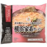セブンイレブンの７プレミアム 横浜家系ラーメンを比較する。税込価格：322円、カロリー：448kcal、1円あたりカロリー：1.39kcal/円、たんぱく質：14g、1円あたりたんぱく質：0.04g/円、脂質：12.6g、炭水化物：71g、糖質：68.1g、食物繊維：2.9g、食塩相当量：6.9g。レンジ調理だけで本格的な味わいが楽しめる、豚骨醤油のスープが決め手の横浜家系ラーメンです。アレルギー：小麦。