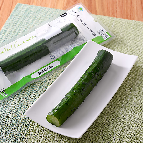 ファミリーマートの冷やし胡瓜一本漬を比較する。税込価格：190円。瀬戸内の藻塩を使用した、ワンハンドで手軽に食べられるきゅうりの浅漬です。