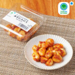 ファミリーマートのかつおぶしの旨み みそにんにく。税込価格：198円。かつお節たっぷりの味噌を和えたひと口サイズのにんにくです。