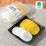 ファミリーマートの国産大根二色たくあん。税込価格：228円。国産大根を使用した、パリパリとした食感の良い二色のたくあんです。