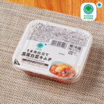 ファミリーマートのうま辛仕立て国産白菜キムチ。税込価格：208円。国産白菜を使用した、コクと旨みがしっかり感じられる味わいの熟成させたキムチです。