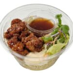 セブンイレブンの甘辛鶏唐揚げのパスタサラダを比較する。税込価格：376円、カロリー：407kcal、1円あたりカロリー：1.08kcal/円、たんぱく質：17.1g、1円あたりたんぱく質：0.05g/円、脂質：16.2g、炭水化物：50.4g、糖質：45.9g、食物繊維：4.5g、食塩相当量：3.1g。甘辛く味付けをした鶏の唐揚げが入った食べ応えのあるパスタサラダです。アレルギー：卵、小麦。