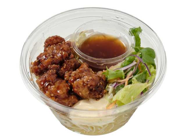 セブンイレブンの甘辛鶏唐揚げのパスタサラダを比較する。税込価格：376円、カロリー：407kcal、1円あたりカロリー：1.08kcal/円、たんぱく質：17.1g、1円あたりたんぱく質：0.05g/円、脂質：16.2g、炭水化物：50.4g、糖質：45.9g、食物繊維：4.5g、食塩相当量：3.1g。甘辛く味付けをした鶏の唐揚げが入った食べ応えのあるパスタサラダです。アレルギー：卵、小麦。