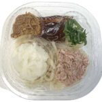 セブンイレブンのツナとなめ茸のおろしぶっかけうどんを比較する。税込価格：497円、カロリー：443kcal、1円あたりカロリー：0.89kcal/円、たんぱく質：13.4g、1円あたりたんぱく質：0.03g/円、脂質：4.1g、炭水化物：90.4g、糖質：85.8g、食物繊維：4.6g、食塩相当量：3.9g。ツナと相性の良い大根おろし、大葉に甘辛く食感の良いなめ茸を合わせたぶっかけうどんです。アレルギー：小麦。