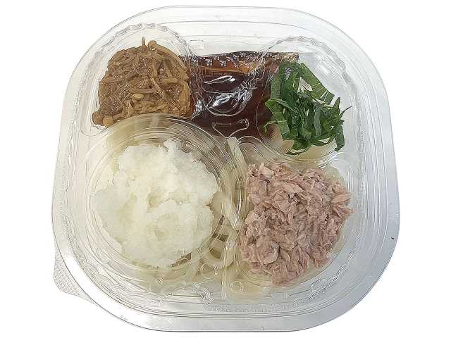 セブンイレブンのツナとなめ茸のおろしぶっかけうどんを比較する。税込価格：497円、カロリー：443kcal、1円あたりカロリー：0.89kcal/円、たんぱく質：13.4g、1円あたりたんぱく質：0.03g/円、脂質：4.1g、炭水化物：90.4g、糖質：85.8g、食物繊維：4.6g、食塩相当量：3.9g。ツナと相性の良い大根おろし、大葉に甘辛く食感の良いなめ茸を合わせたぶっかけうどんです。アレルギー：小麦。