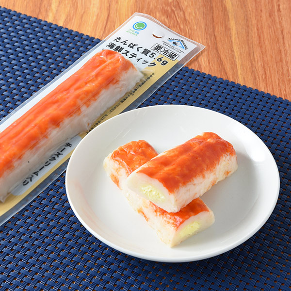 ファミリーマートのたんぱく質5.6g 海鮮スティック チーズクリーム入りを比較する。税込価格：185円。タラバガニの脚を模したボリューム感のあるカニカマです。3種類のチーズクリームを使用しており、まろやかなチーズの味わいを感じられる商品です。