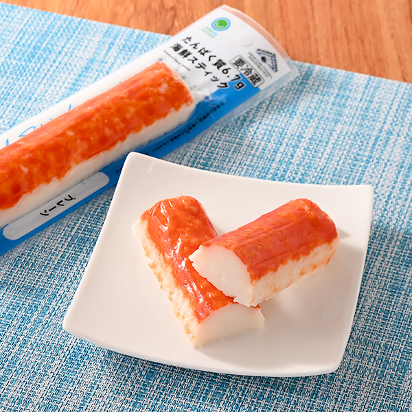 ファミリーマートのたんぱく質6.7g海鮮スティック プレーン。税込価格：180円。たらば蟹の脚を模したボリューム感のあるカニカマです。1本で6.7gのたんぱく質が摂取できます。