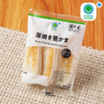 ファミリーマートの厚焼き笹かま。税込価格：213円。藻塩を使用し、一枚一枚串に刺して遠赤外線で香ばしく焼き上げた厚焼きタイプの笹かまです。