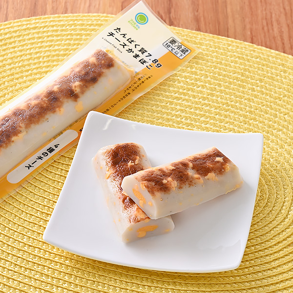 ファミリーマートのたんぱく質7.8g チーズかまぼこ 4種のチーズを比較する。税込価格：198円。ワンハンドタイプのおつまみかまぼこです。中にチーズを入れ、表面にもチーズを練り込んだ仕立てです。