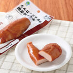 ファミリーマートのたんぱく質9.8g 国産鶏ささみ スモークを比較する。税込価格：185円。国産鶏のささみ肉をスモークしたスモークチキンです。