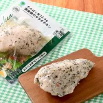 ファミリーマートのたんぱく質22.6g 国産鶏のサラダチキン 3種のハーブ&スパイスを比較する。税込価格：278円。国産の鶏肉を国内の工場で加工し、バジル・パセリ・ローズマリーで味付けした、さわやかな風味が特徴の糖質0gのサラダチキンです。