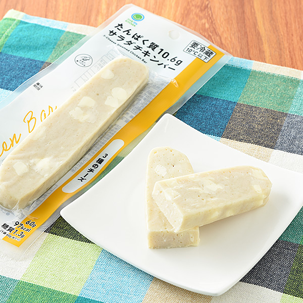 ファミリーマートのたんぱく質10.6g サラダチキンバー 3種のチーズを比較する。税込価格：185円。3種のチーズ（チェダー・ゴーダ・マリボー）が入った国産鶏肉使用のワンハンドタイプサラダチキンです。