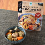 ファミリーマートの3種のだしを使用した野菜の炊き合わせを比較する。税込価格：298円。かつお、あご、昆布の3種のだしを使用し、食感の良い根菜ややわらかい鶏肉、こんにゃくなどを味しみよく炊き合わせました。