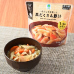 ファミリーマートの一番だしを使用した具だくさん豚汁を比較する。税込価格：298円。大根、玉ねぎ、人参など、1日に必要な野菜の3分の1食分を摂れる具だくさんな豚汁です。