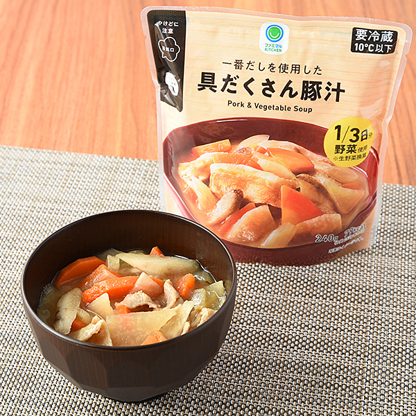 ファミリーマートの一番だしを使用した具だくさん豚汁を比較する。税込価格：298円。大根、玉ねぎ、人参など、1日に必要な野菜の3分の1食分を摂れる具だくさんな豚汁です。