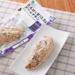 ファミリーマートのたんぱく質13.8g グリルチキン 梅ゆかり®を比較する。税込価格：268円。三島食品「ゆかり®」とのコラボ商品です。鶏むね肉を1枚1枚丁寧に網に並べ焼きあげました。「ゆかり®」をふりかけ、さわやかな赤しそが香るさっぱり仕立てのグリルチキンです。
