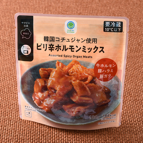 ファミリーマートの韓国コチュジャン使用ピリ辛ホルモンミックスを比較する。税込価格：398円。牛ホルモン、豚ハラミ、豚ガツの3種のホルモンを韓国コチュジャンでピリ辛に仕上げました。