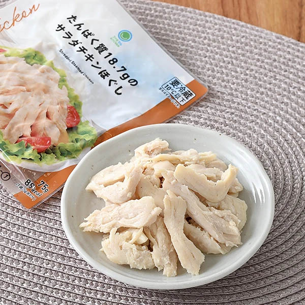 ファミリーマートのたんぱく質18.7gのサラダチキンほぐしを比較する。税込価格：238円。そのままサラダにのせて食べられる、ほぐしタイプのサラダチキンです。