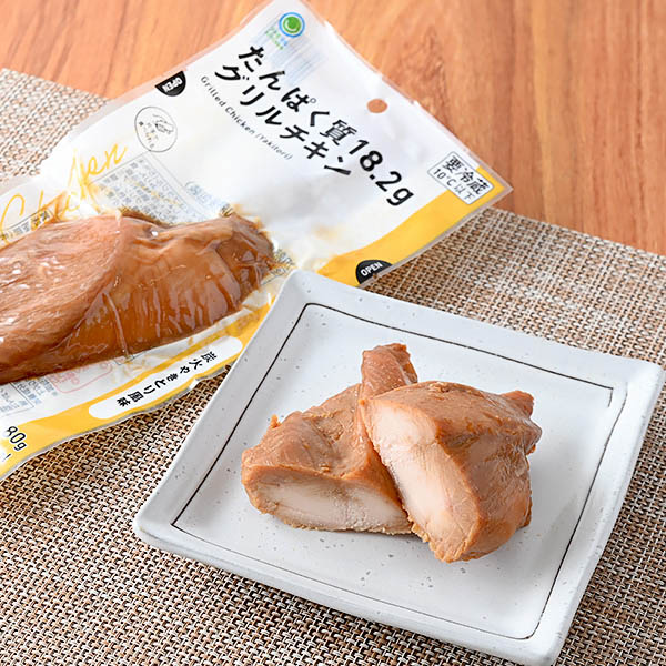 ファミリーマートのたんぱく質18.2g グリルチキン 炭火やきとり風味を比較する。税込価格：258円。鶏むね肉を醤油ベースで味付けしました。炭火やきとり風味に仕上げたグリルチキンです。