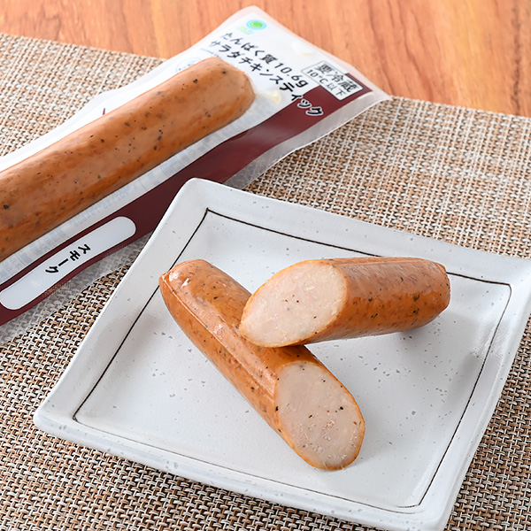 ファミリーマートのたんぱく質10.6g サラダチキンスティック スモークを比較する。税込価格：185円。国産鶏肉を国内工場で加工しています。桜チップで燻製したスモークタイプのサラダチキンです。