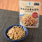 ファミリーマートの甘辛仕立てのれんこんきんぴら。税込価格：150円。シャキシャキ食感のれんこんを甘辛く仕上げました。かつおと昆布の旨みをきかせ、ごま油の風味が食欲そそる一品です。