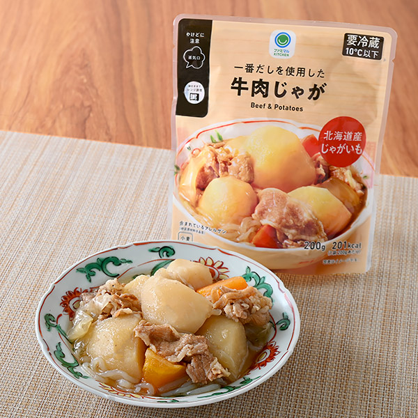 ファミリーマートの一番だしを使用した牛肉じゃがを比較する。税込価格：348円。一番だしを使用し、牛肉や具材の旨みを活かした優しい味わいの牛肉じゃがです。