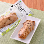 ファミリーマートのたんぱく質15.1g グリルチキン 焦がしねぎ塩を比較する。税込価格：258円。鶏むね肉を1枚、1枚網で焼き上げました。ローストしたねぎと香ばしいごま油で風味豊かに仕上げたグリルチキンです。