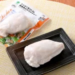 ファミリーマートのたんぱく質20.8g 国産鶏のサラダチキン 淡路島の藻塩を比較する。税込価格：278円。国産鶏肉を国内の工場で加工し、藻塩を使用したプレーンタイプのサラダチキンです。