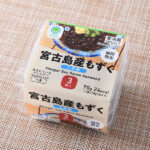 宮古島産もずく 3個入 ファミリーマート 沖縄県宮古島で収穫された、食感の良い太もずく。まろやかな酸味が特徴の三杯酢だしで味付けした商品。