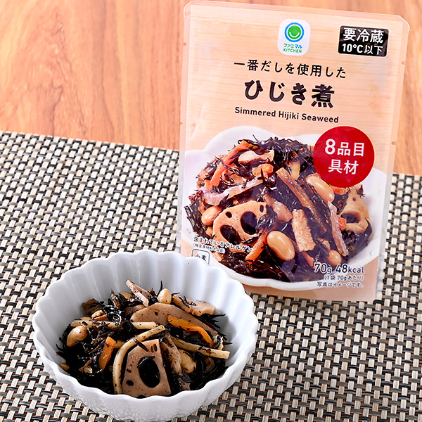 ファミリーマートの一番だしを使用したひじき煮。税込価格：160円。かつおと昆布の一番だしでふっくら炊き上げたひじき煮です。にんじんやれんこん、こんにゃくなど8品目具材を使用しております。