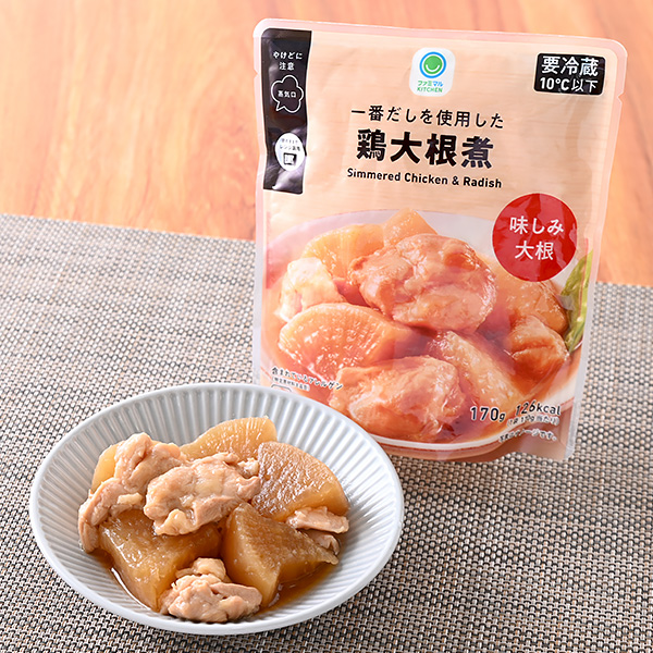 ファミリーマートの一番だしを使用した鶏大根煮を比較する。税込価格：305円。かつおと昆布のだし、鶏もも肉の旨みが大根の中までしっかりしみた商品です。