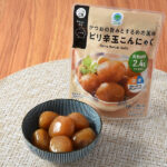 ファミリーマートのかつおの旨みとするめの風味ピリ辛玉こんにゃく。税込価格：158円。かつおの旨みとするめの風味のタレで味付けしたピリ辛仕立ての玉こんにゃくです。