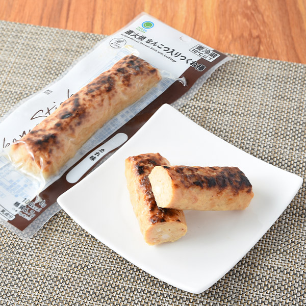 ファミリーマートの直火焼なんこつ入りつくね棒 たれ味を比較する。税込価格：198円。やげん軟骨入りのコリコリ食感が楽しめるつくね棒です。タレ味に仕上げました。