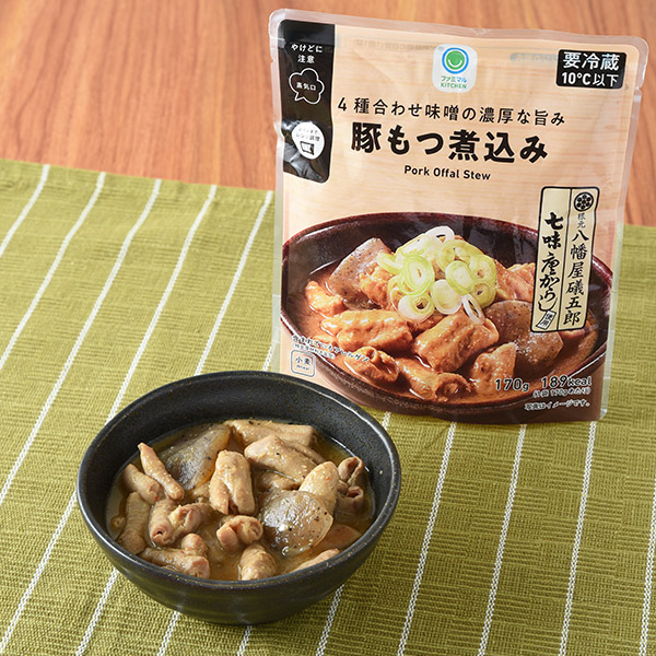 ファミリーマートの4種合わせ味噌の濃厚な旨み豚もつ煮込みを比較する。税込価格：355円。4種の味噌を合わせ、濃厚な味わいに仕上げました。八幡屋礒五郎の七味唐辛子を使用したピリ辛仕立てです。