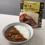 ファミリーマートのやわらか牛肉使用極うまビーフカレーを比較する。税込価格：450円。やわらかな牛肉とフォンドヴォーの旨みが溶け込んだ贅沢なビーフカレーです。バターを使用し、スパイス感を上げることでコクのあるカレーソースに仕立てました。
