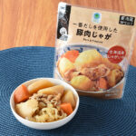ファミリーマートの一番だしを使用した豚肉じゃがを比較する。税込価格：320円。一番だしを使用し、豚肉や具材の旨みを活かした優しい味わいの豚肉じゃがです。