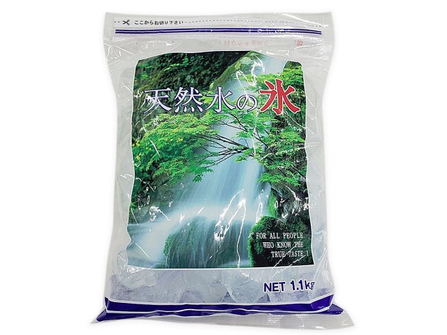 セブンイレブンの天然水の氷 １．１Ｋｇを比較する。税込価格：279円。